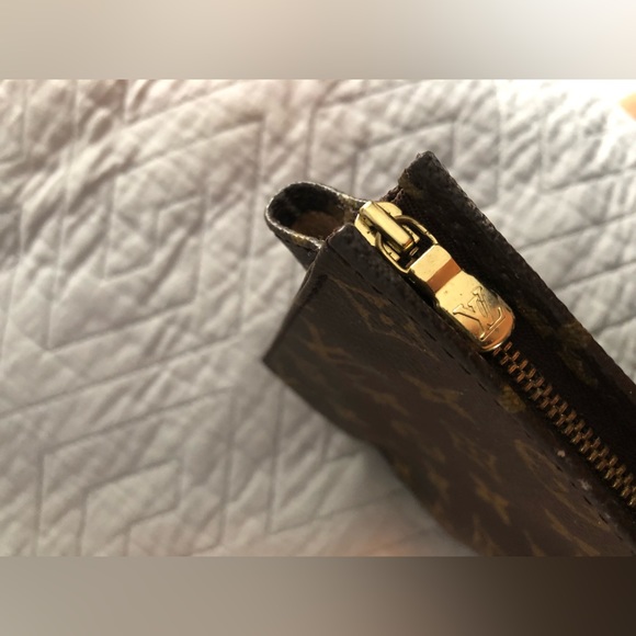 Womens Louis Vuitton make up travel bag - Picture 10 of 11